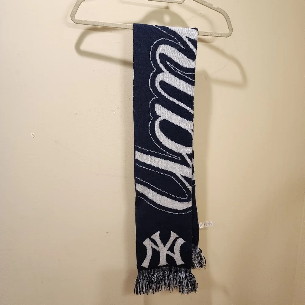 Forever Colectibles NEW YORK YANKEES Logo  Unisex Scarf